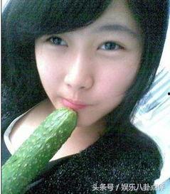 美女湖边吃瓜,夏日悠闲时光